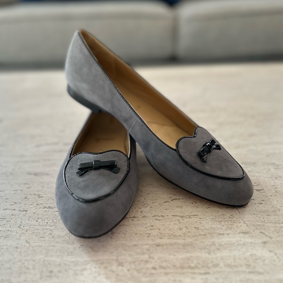 NEW Trotters “Cheyenne” Gray Suede Heart-Shaped Loafers With Patent Leather Bow - Picture 14 of 14